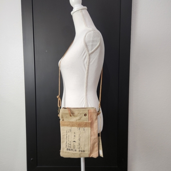 CLEA RAY Salt LAKE Passport Crosdbody Bag NWT - Picture 3 of 11